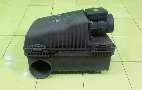 Volvo C30 Air filter box MR404723