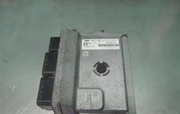 Peugeot 208 Engine control unit/module 9805895780 33252337 V4611R
