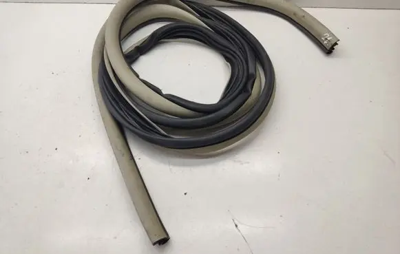 Chrysler Grand Voyager V Rear door rubber seal (on body) 