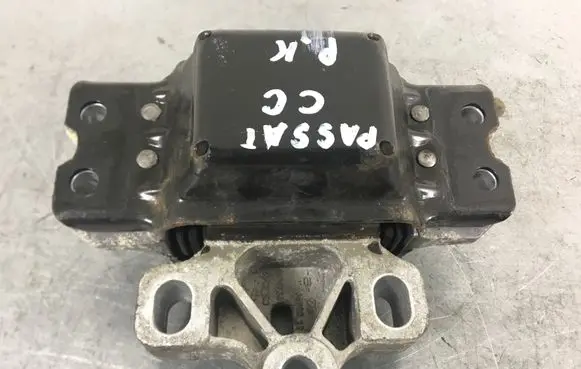 Volkswagen PASSAT CC Engine mount bracket 3C0199555