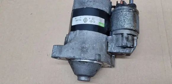 Renault Clio III Starter motor 8200369521