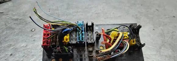 Audi 80 90 S2 B4 Fuse module 443941822B