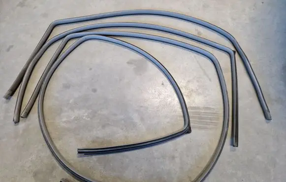 Mitsubishi L200 Front door rubber seal 