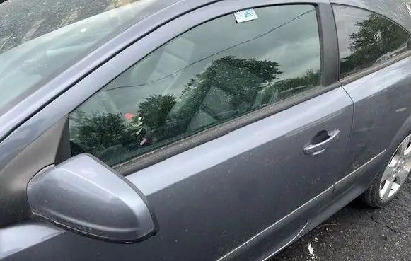 Opel Astra H Front door window glass four-door 