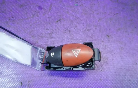 Buick Roadmaster Hazard light switch 8200214896A