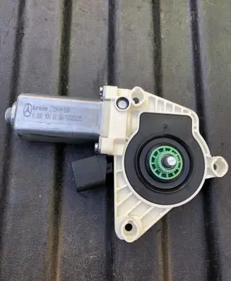 Mercedes-Benz E W238 Front door window regulator motor A0009066106 C72414100