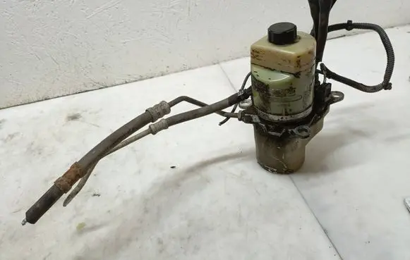 Ford Focus C-MAX Power steering pump 3M513K514
