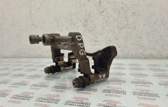 Volkswagen PASSAT B6 Brake caliper pad carrier rear 