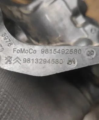 Engine mounting bracket
