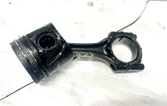 Toyota Avensis T250 Piston with connecting rod