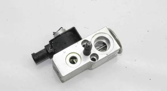 Tesla Model 3 Air conditioning (A/C) expansion valve 110187800A