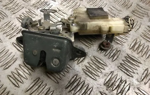 Subaru Impreza II Tailgate/trunk/boot lock/catch/latch 63100FE000