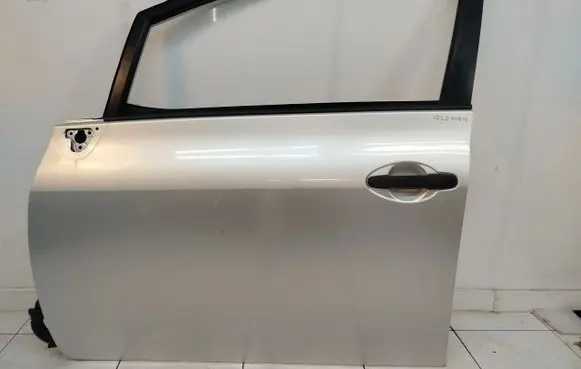 Toyota Auris 150 Front door