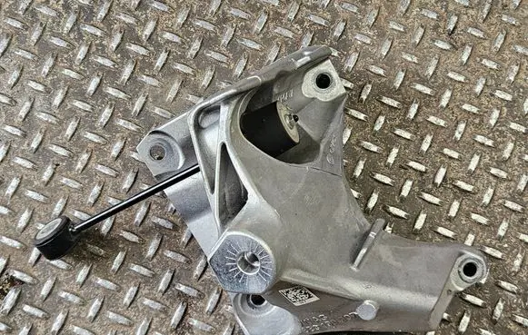 Audi A5 Engine mounting bracket 8B3199307