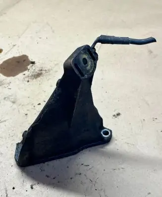 Volkswagen PASSAT B5 Engine mounting bracket 8D0199308AB