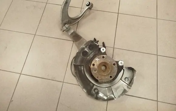 Front wheel hub
