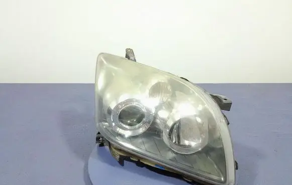 Toyota Avensis Verso Headlight/headlamp 