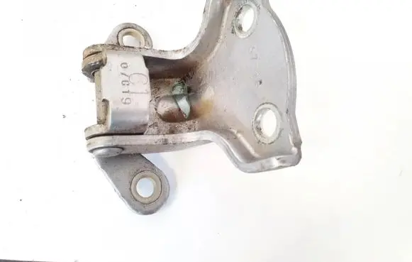 Chevrolet Captiva Rear door lower hinge