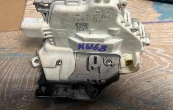 Audi A3 S3 8V Front door lock 8X1837015C