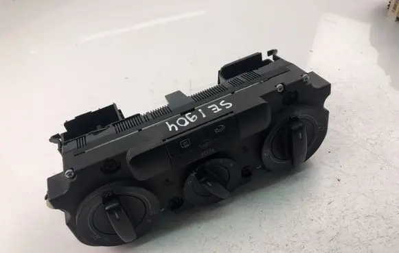Volkswagen Golf V Climate control unit 537011CF