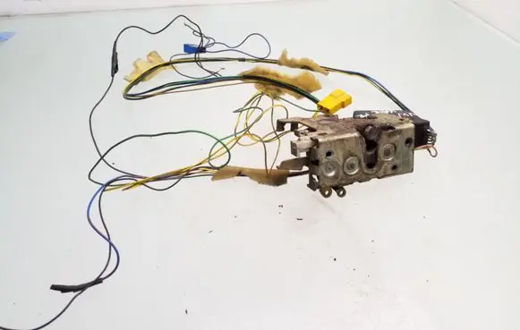 Volkswagen II LT Front door lock 901720