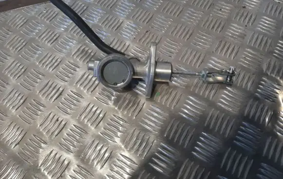 Subaru Impreza IV Clutch slave cylinder 