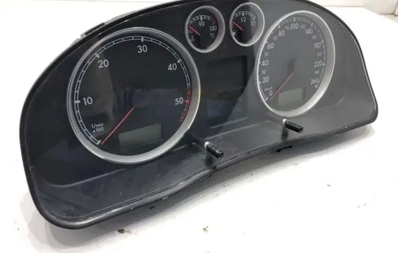 Volkswagen PASSAT B5.5 Speedometer (instrument cluster) 3B0920827A