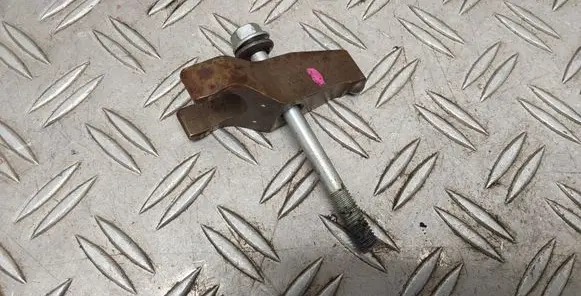 Toyota RAV 4 (XA40) Fuel Injector clamp holder 