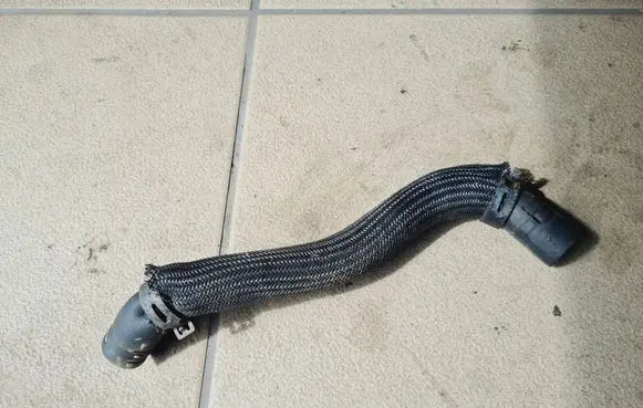 Nissan Leaf I (ZE0) Electric car engine cooling hoses/pipes 