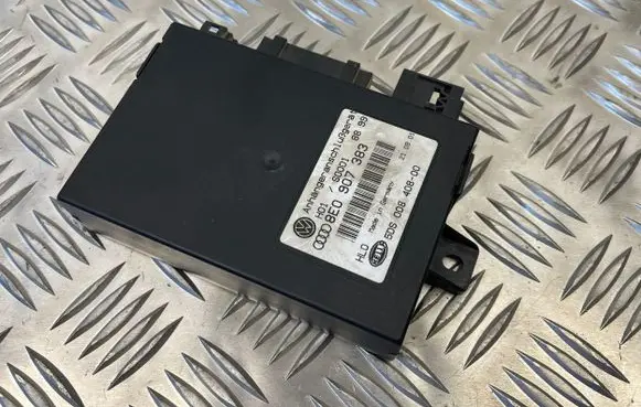 Audi A4 S4 B6 8E 8H Tow bar trailer control unit/module 8E0907383 5DS00840800