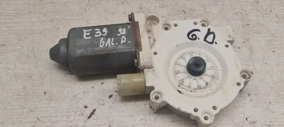 BMW 5 E39 Rear door window regulator motor 67628260511 9030144 E007006001