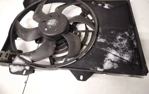 Radiator cooling fan shroud