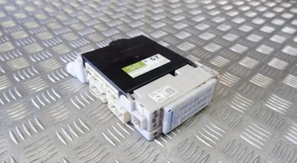 Toyota Prius+ (ZVW40) Fuse module 8922147430 8273047540A 8273047540