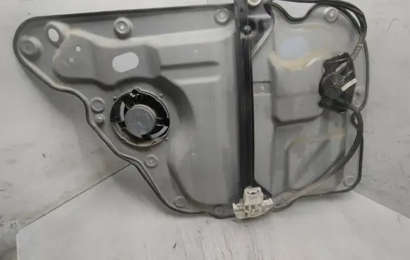 Volkswagen Touran I Rear window lifting mechanism without motor 1T0839730H 117122C 01232851