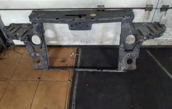 Volkswagen Touareg I Radiator support slam panel