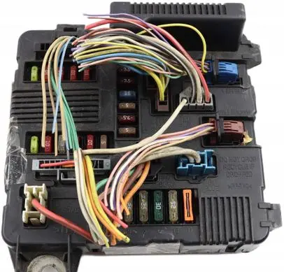 Renault Megane II Fuse module 8200306033C S118399300L UPCX84N3