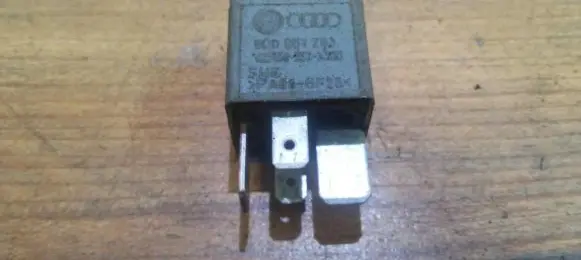Volkswagen PASSAT B5 Other relay v23134j52x300 8d0951253