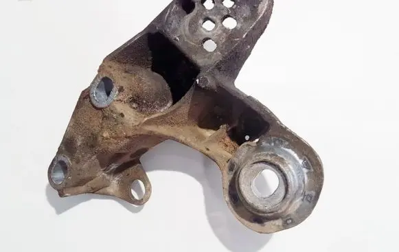 Volkswagen PASSAT B5.5 Engine mounting bracket 8e0199351