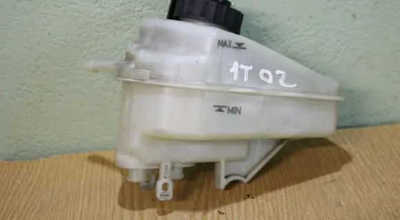 Volkswagen Touran I Brake fluid reservoir 03350886361