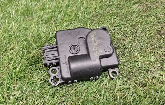 Ford Escape Air flap motor/actuator 8L8419E616DA