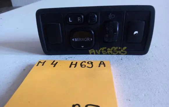 Toyota Avensis T250 Central console control unit 1212123