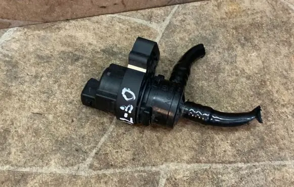 Mercedes-Benz SLK R172 Valve vacuum A0004708493