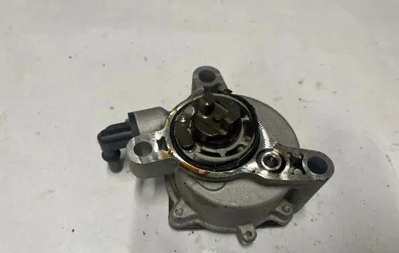 Jeep Cherokee Vacuum pump 05047967AB