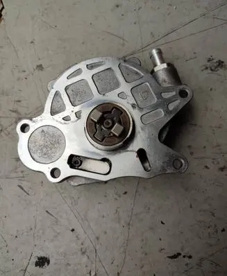 Volkswagen PASSAT B7 Vacuum pump 03L145100F 060309C12