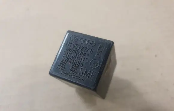 Volkswagen Golf I Other relay 111953227D