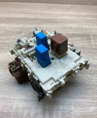 Nissan Primera Fuse module 24350AV700 1116051