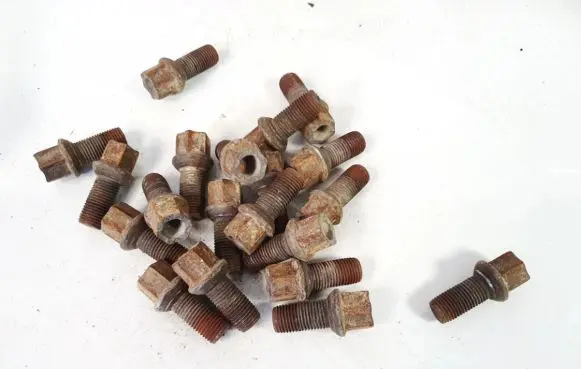 Volkswagen Golf V Nuts/bolts 
