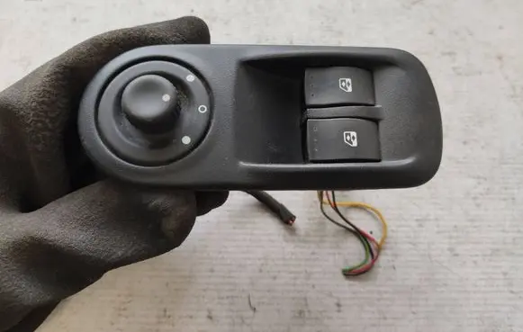 Renault Master II Electric window control switch 8200206602 33385X
