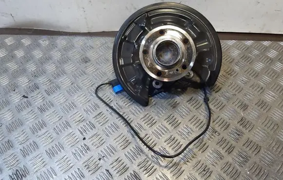 Mercedes-Benz CLA C117 X117 W117 Rear wheel hub 2460406