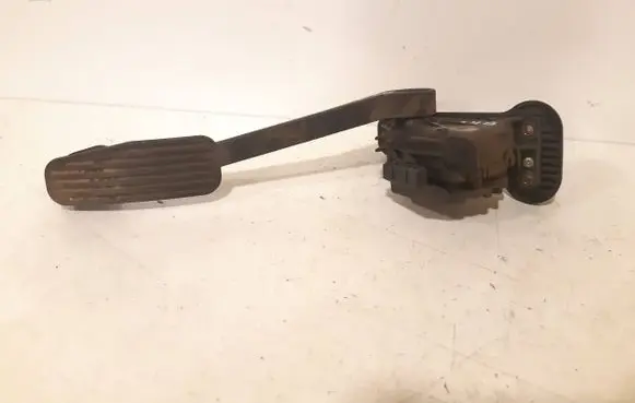 Accelerator throttle pedal